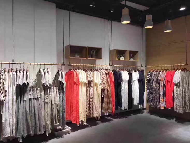 读衣拾年品牌旗舰店店面图第四张