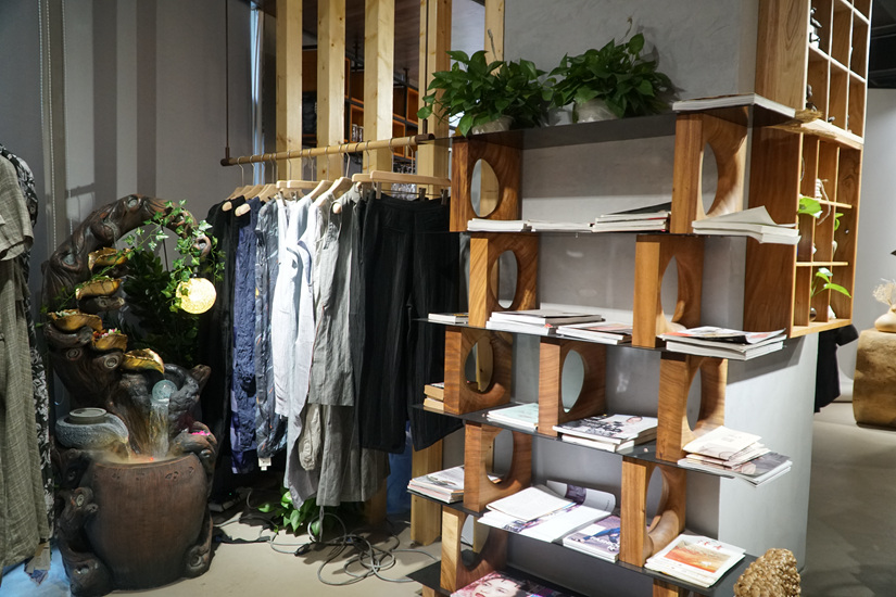 读衣拾年品牌旗舰店店面图第九张