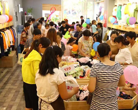 恋衣臣LIANYICHEN终端店铺形象展示图